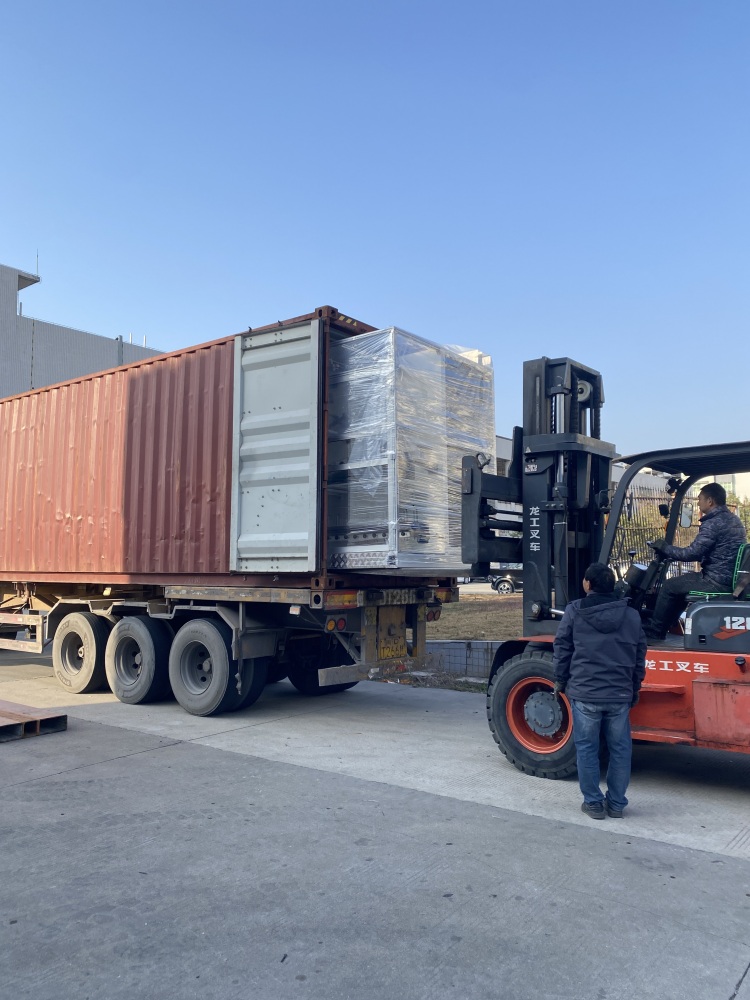 Máy sản xuất tã trẻ em Full Servo hoàn toàn mới, có đai lưng đầy đủ, sẵn sàng vận chuyển đến Iraq.